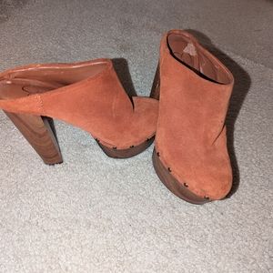 Jessica Simpson (Kouren)Platform Suede Clogs